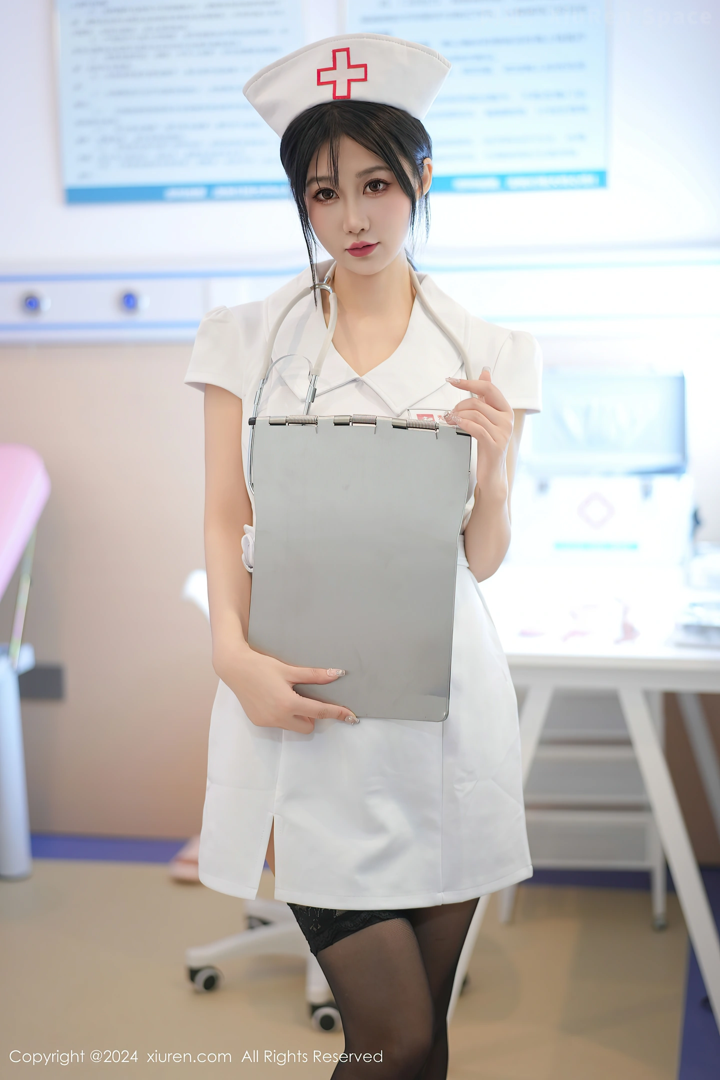 图片[3]-[XiuRen秀人网]VOL.8512 模特laura阿姣性感白色护士服配黑丝袜半脱秀豪乳翘臀诱惑写真87P-秀人网官方网站